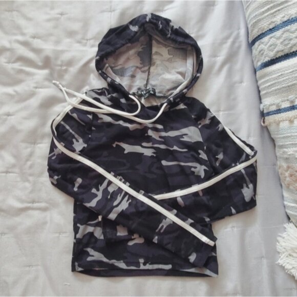 SWS/ACTIVE Cropped Camo Hoodie Pullover Size S (smaller fit) - Picture 6 of 10